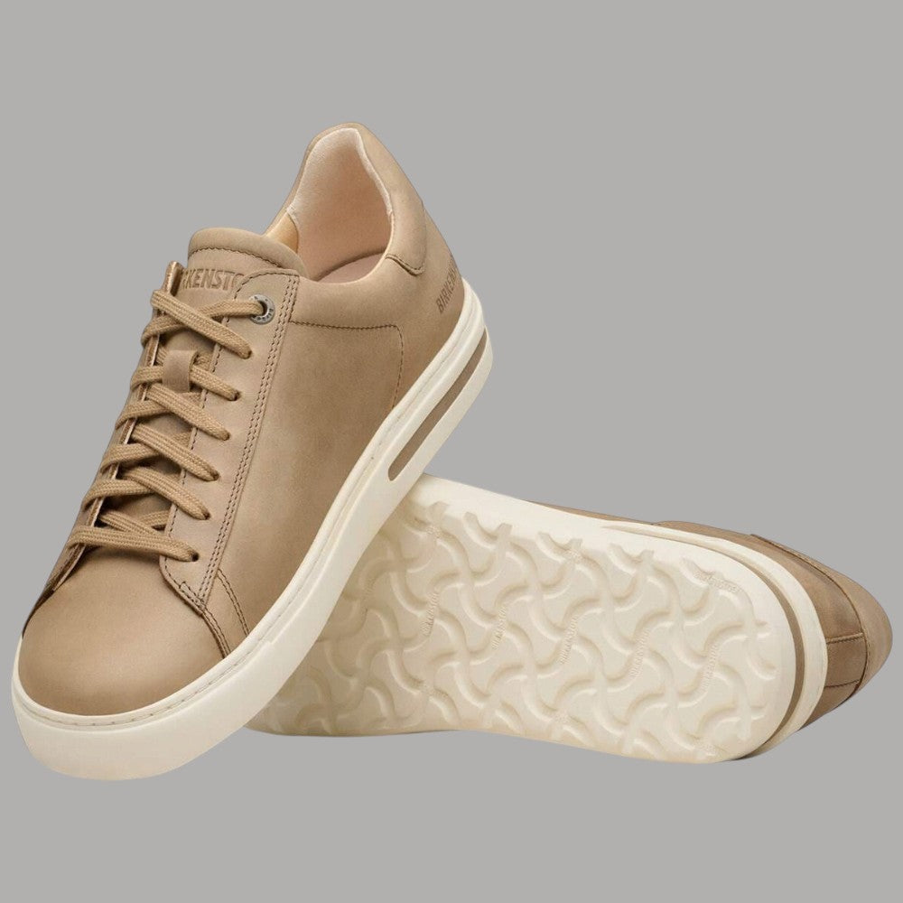 Sneakers in pelle tabacco con suola bianca e dettagli del battistrada