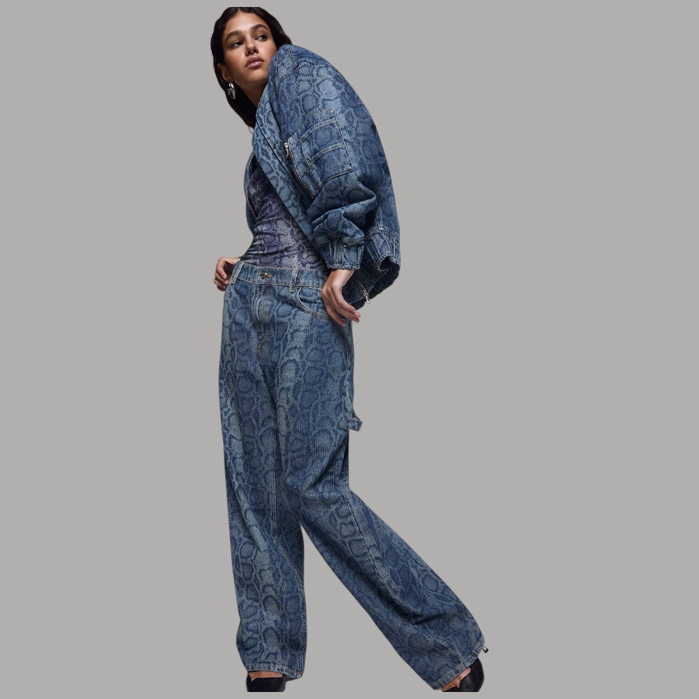 Jeans Liu Jo relaxed blu con stampa pitonata e gamba ampia, vista laterale