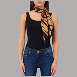 Foulard Liu Jo indossato al collo, con stampa tigrata nera su fondo beige