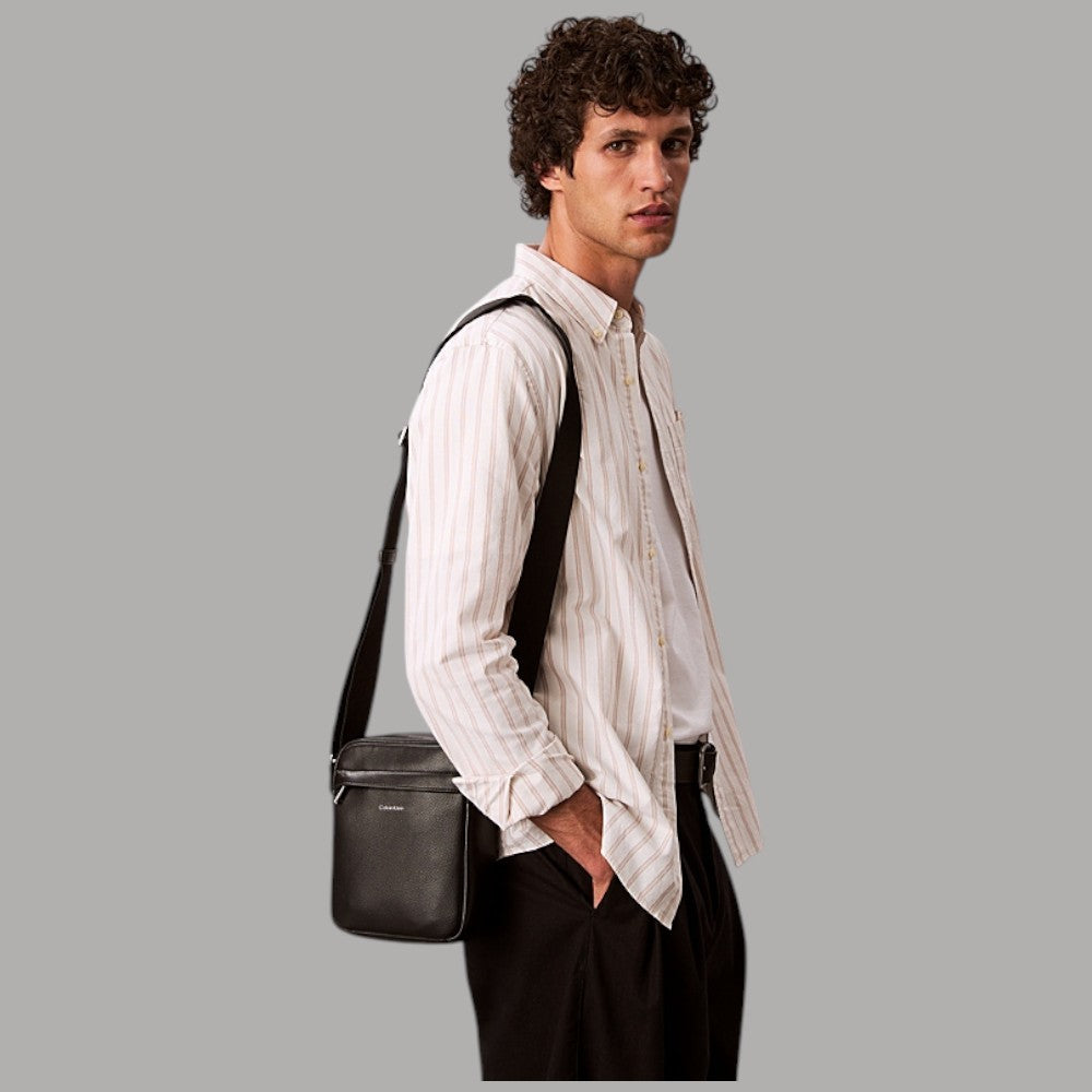 Bosello da uomo Calvin Klein reporter nero con tracolla in pelle