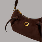 Borsa a spalla Guess Allegra in camoscio marrone con dettagli in oro