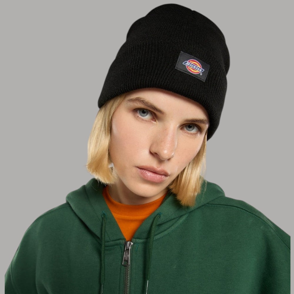 Berretto Dickies nero a cuffia con risvolto, indossato, etichetta logo frontale