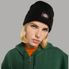Berretto Dickies nero a cuffia con risvolto, indossato, etichetta logo frontale