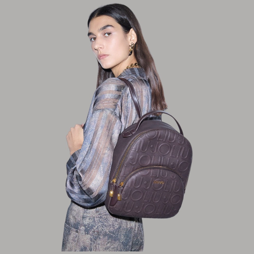 Zaino logo monogram Liu Jo Manhattan AF6209E1139 vista laterale in colore nero con logo in rilievo e tasca frontale