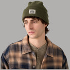 Berretto verde con risvolto, toppa logo frontale Two-Horse Pull