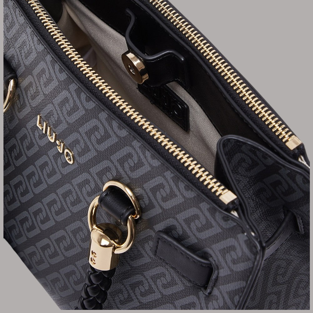 Interno e chiusura con zip dorata; fodera grigio scuro con motivo monogramma