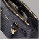 Interno e chiusura con zip dorata; fodera grigio scuro con motivo monogramma