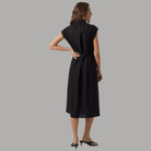 Abito camicia lungo nero senza maniche con cintura in vita, vista posteriore.