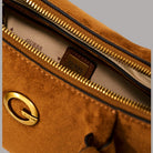 Borsa a spalla Guess Allegra in camoscio color marrone con dettagli oro