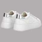 Sneaker bianche con dettagli argento sul tallone e suola platform strutturata