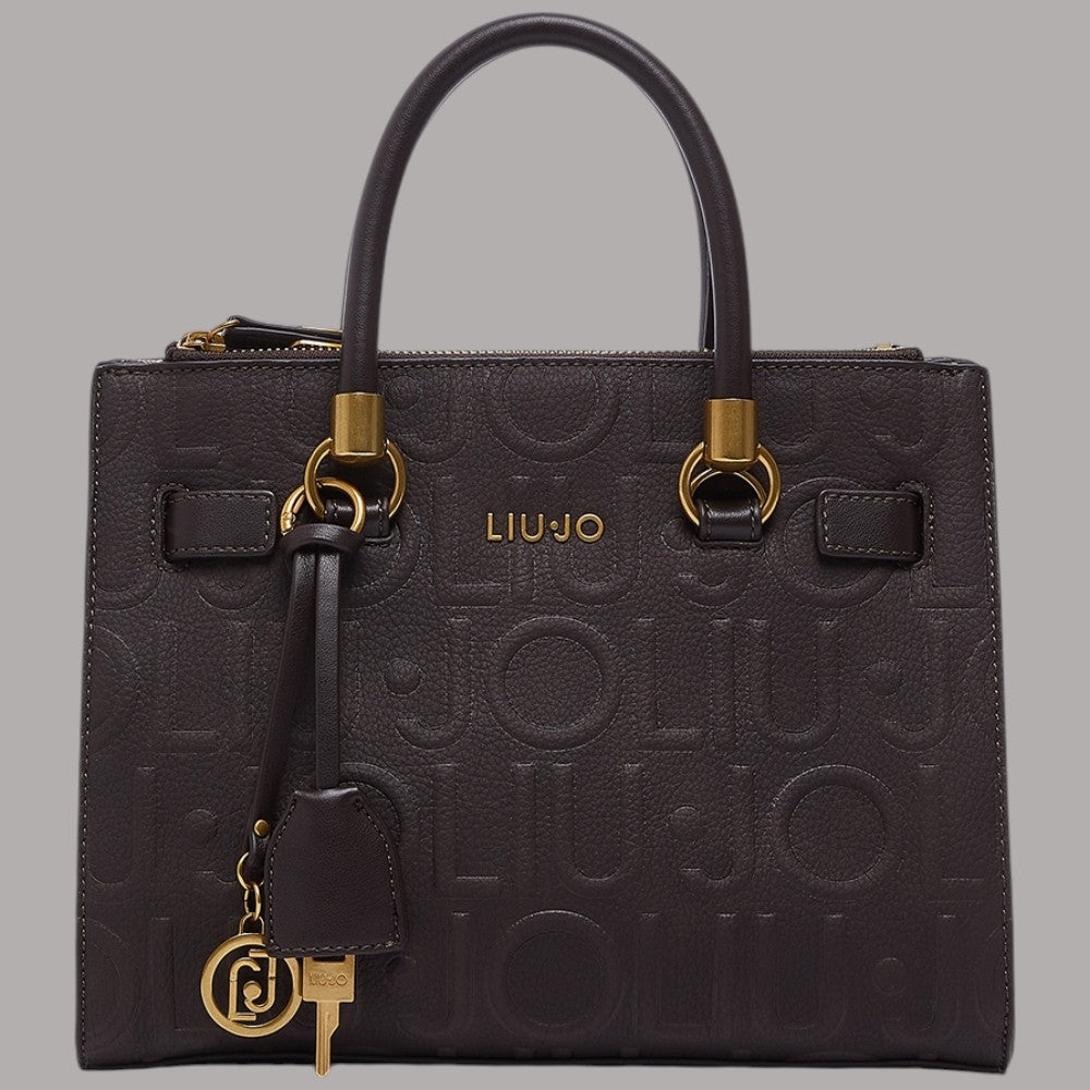 Borsa a mano piccola marrone scuro con logo a rilievo, manici dorati e charm.