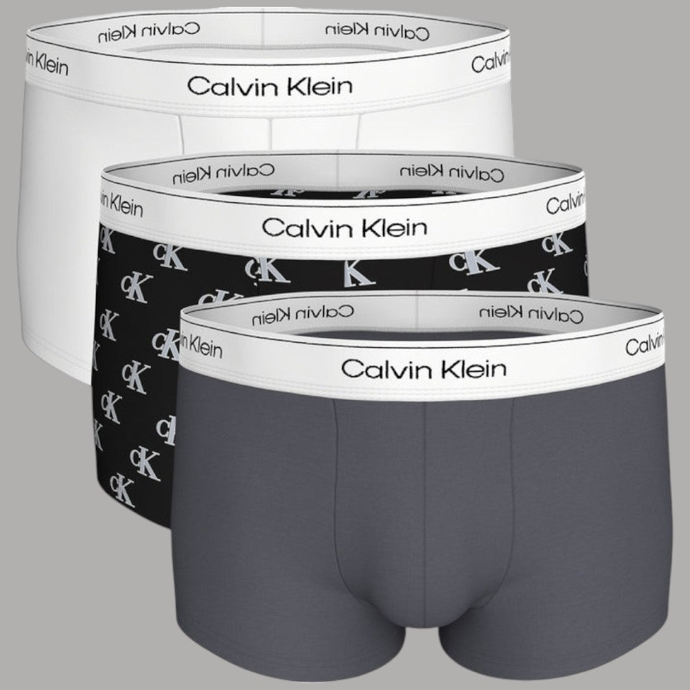 Confezione da tre boxer Calvin Klein in cotone elasticizzato: bianco, grigio e nero fantasia.