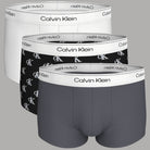 Confezione da tre boxer Calvin Klein in cotone elasticizzato: bianco, grigio e nero fantasia.
