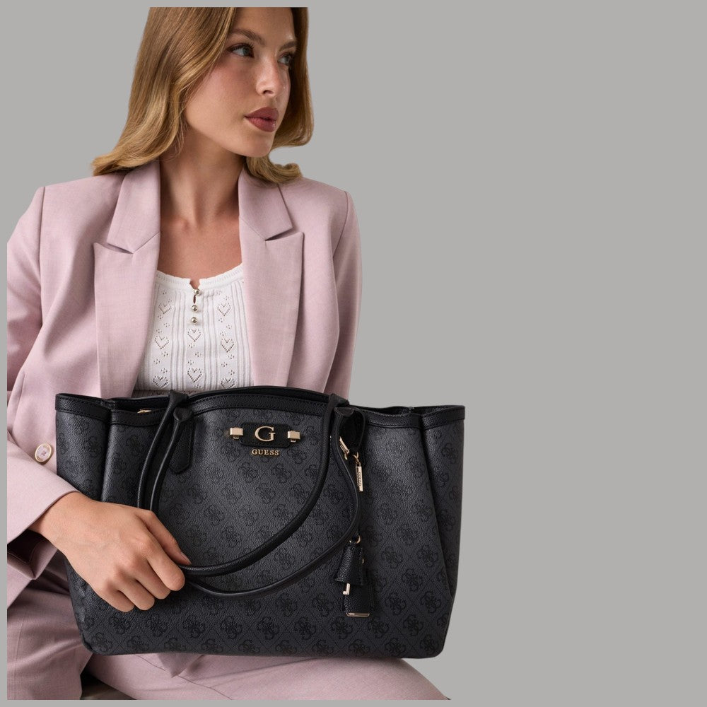 Borsa tote nera Guess con tracolla zip e logo, indossata
