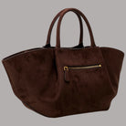 Borsa a mano Guess Allegra in suede marrone con tracolla removibile e tasca frontale con zip