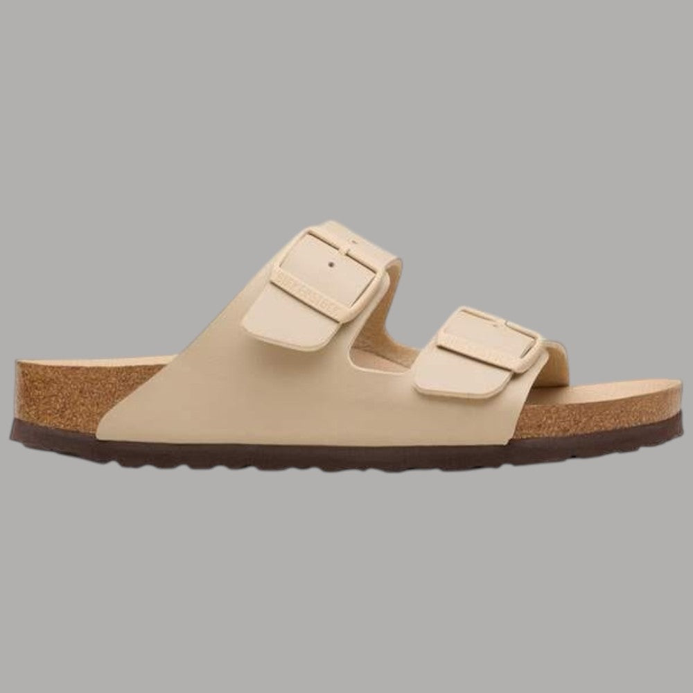 Birkenstock Arizona triples sandcastle ciabatte donna con due cinturini con fibbie in Birko Flor, texture liscia, suola in sughero e plastica, vista laterale