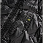 Dettaglio del piumino nero Blauer Wave: zip, trapuntatura e logo sul petto