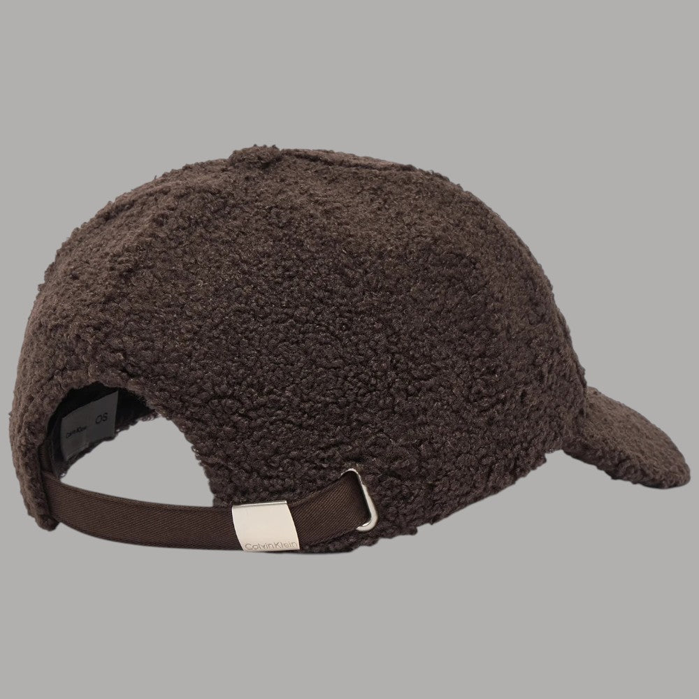 Calvin Klein cappellino donna all-over sherpa marrone con logo cucito sulla fascetta posteriore