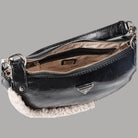 Borsa a spalla nera con tasca interna e cerniere, bordo teddy chiaro