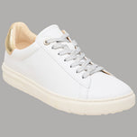 Sneaker bianche in pelle con lacci grigi e dettagli oro sul tallone, suola chiara