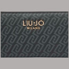 Portafoglio Liu Jo zip around XL: dettaglio logo "LIU•JO MILANO" su monogramma