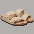 Birkenstock donna Ciabatte Arizona triples sandcastle beige con cinturini con fibbie e suola in sughero