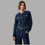 Giacca Liu Jo in denim blu trapuntato con strass e bottoni gioiello, indossata sul davanti