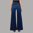 Jeans Liu Jo flare blu scuro sul retro, con tasche applicate e logo ricamato