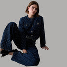 Giacca Liu Jo in denim blu matelassé con strass, indossata con pantaloni coordinati