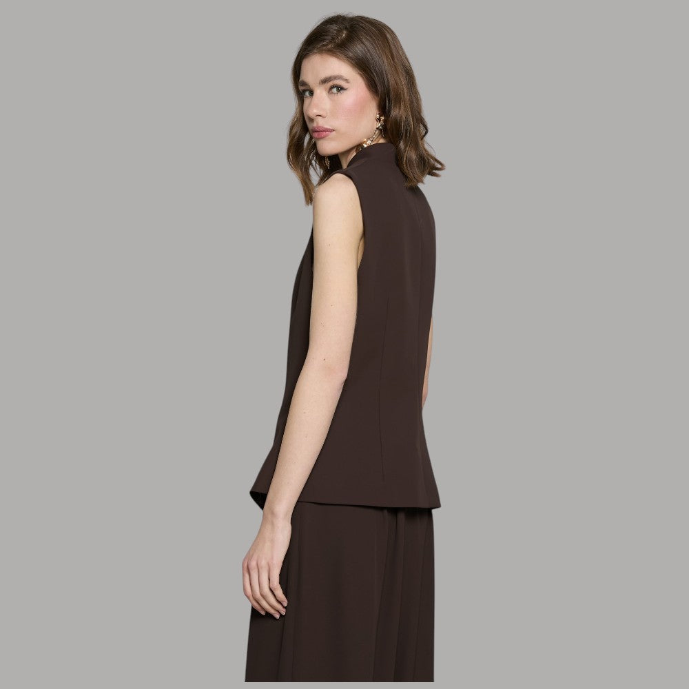 Gilet Relish Moscav marrone visto da dietro, con linea sagomata senza maniche