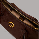 Borsa a spalla Guess Allegra in camoscio marrone con dettagli oro e doppia zip