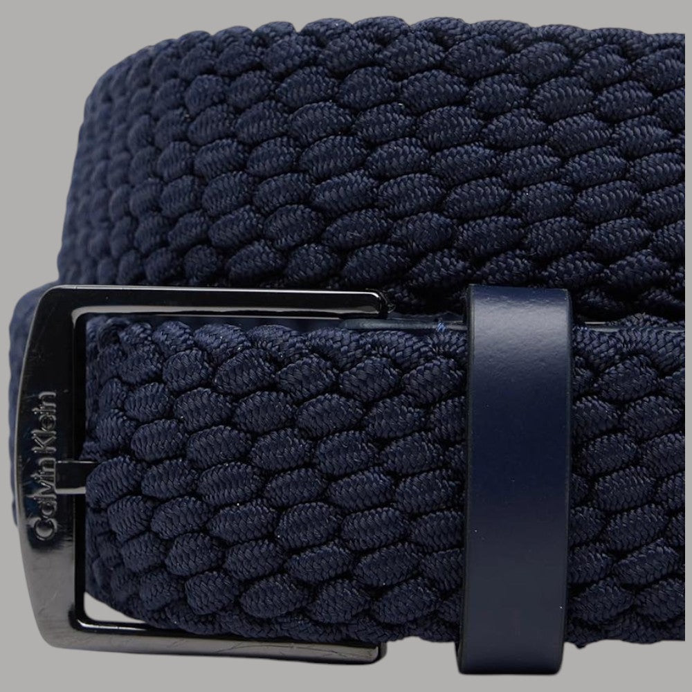 Cintura da uomo elasticizzata e intrecciata Calvin Klein blu con dettaglio fibbia logo