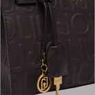 Borsa a mano piccola nera: dettaglio logo goffrato e charm con anello