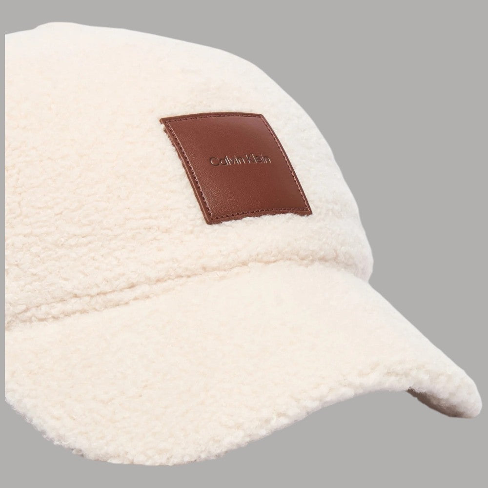 Calvin Klein cappellino donna all-over sherpa beige con logo in pelle sul fronte
