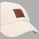Calvin Klein cappellino donna all-over sherpa beige con logo in pelle sul fronte