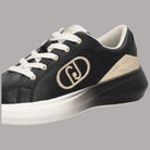 Scarpe da ginnastica nere con logo metallico, insert laminato beige e suola bianca