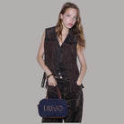 Borsa a tracolla Liu Jo in denim con charm AF6118D5083, dettagli con frange blu e marrone