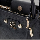 Dettaglio borsa Guess nera con zip, logo e chiusura metallica