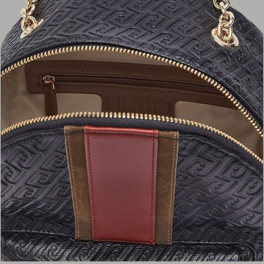 Zaino Liu Jo Ematite logo monogram AF6111E1141 in pelle nera con dettagli in oro e tasca interna