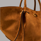 Borsa a mano Guess Allegra in suede con tracolla removibile in marrone