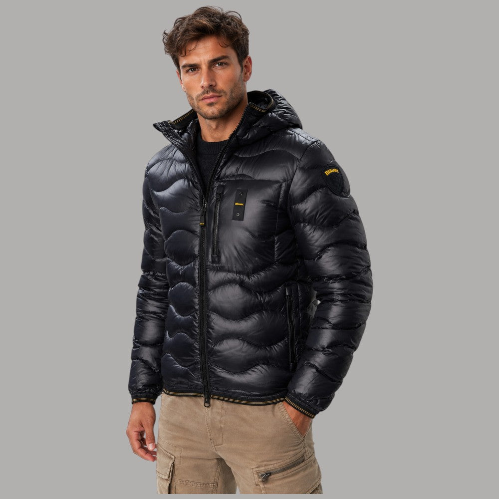 Piumino Blauer Wave scuro con cappuccio, trapuntatura ondulata e chiusura a zip