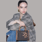 Borsa a mano mini con manici in pelle marrone e pattern monogramma, charm dorato