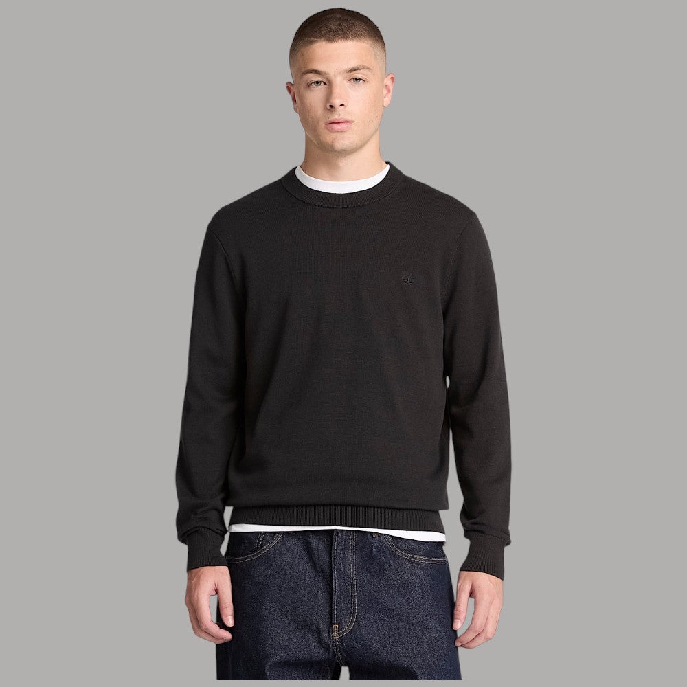 Maglione Timberland nero girocollo indossato, con piccolo logo sul petto