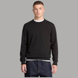 Maglione Timberland nero girocollo indossato, con piccolo logo sul petto