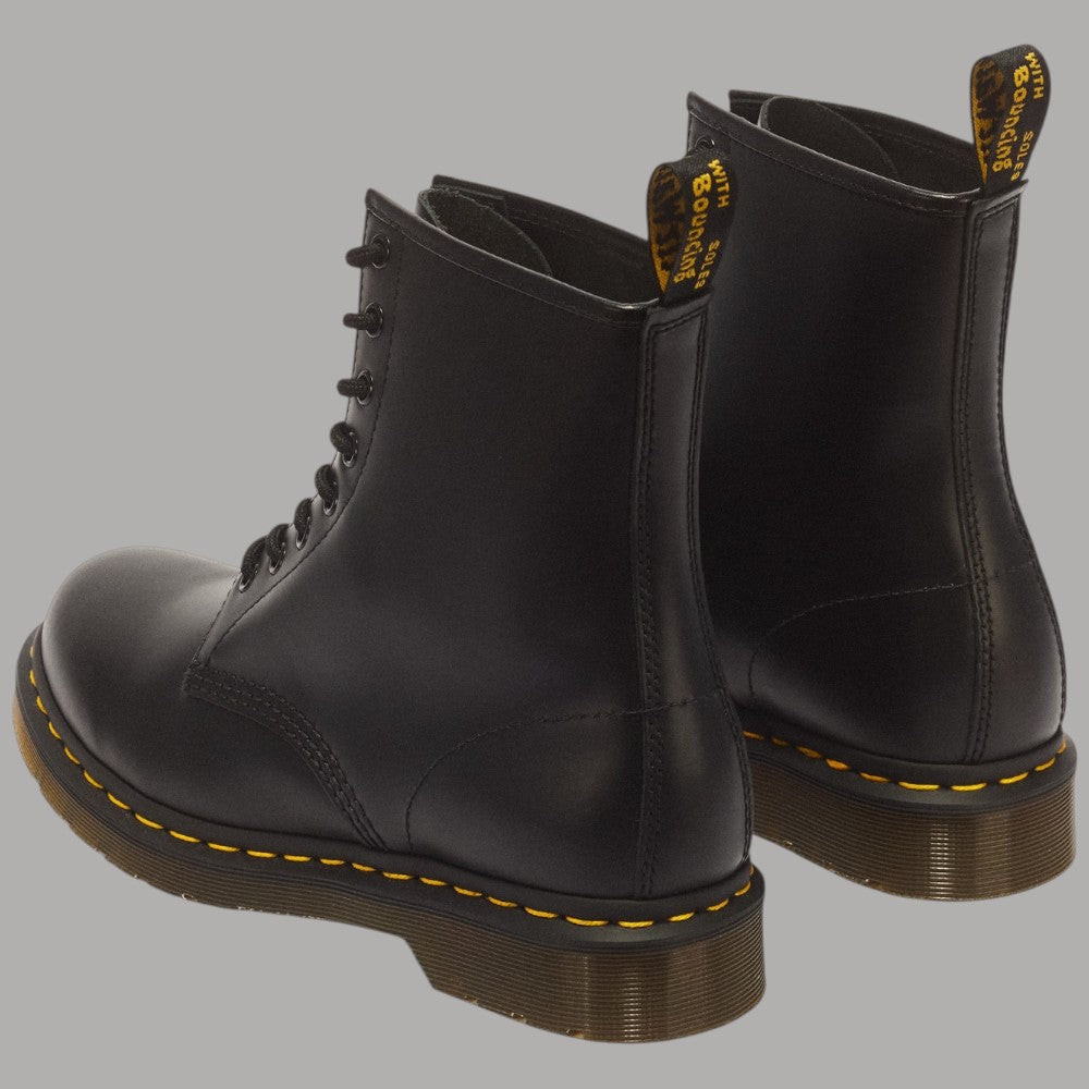 Stivali stringati Dr Martens 1460 in pelle Smooth neri con dettaglio giallo sulla suola