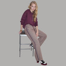 Pantaloni regular fit Liu Jo TF6148T692A in tessuto check beige con bande laterali a contrasto