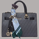 Borsa a mano con motivo monogram, manici intrecciati neri, foulard azzurro e charm