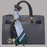 Borsa a mano con motivo monogram, manici intrecciati neri, foulard azzurro e charm