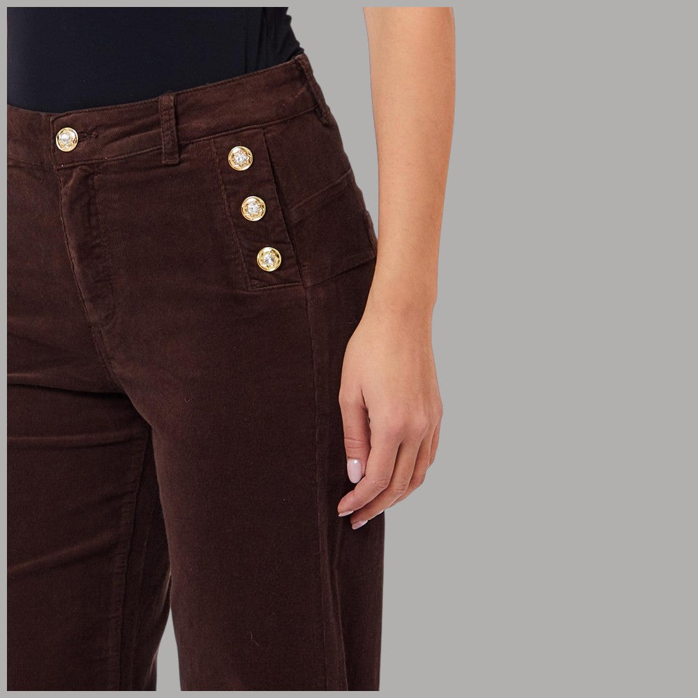 Dettaglio dei pantaloni Liu Jo in velluto a coste con bottoni dorati laterali