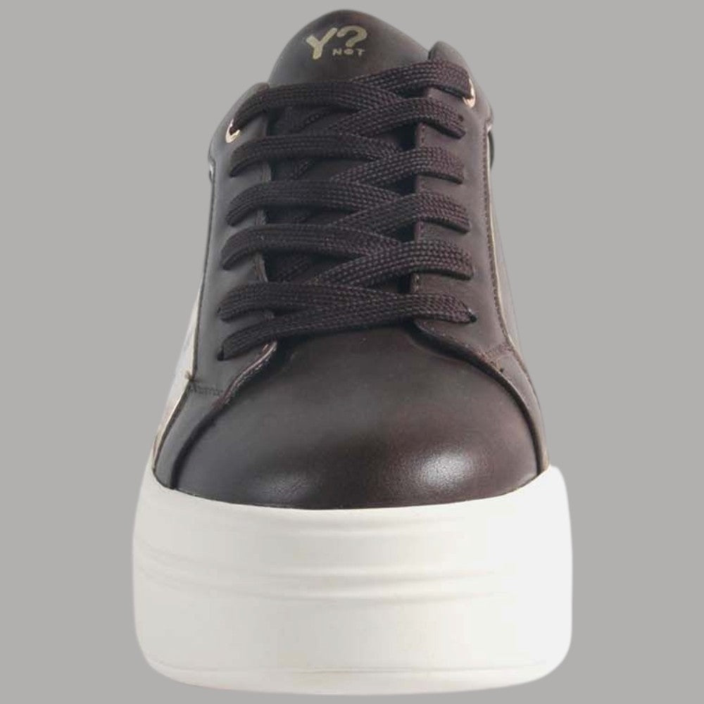 Sneakers da donna marroni con lacci neri e suola rialzata bianca